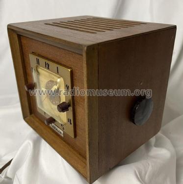 Radio & Electric Clock Combination 5182A; Trav-Ler Karenola (ID = 2822386) Radio