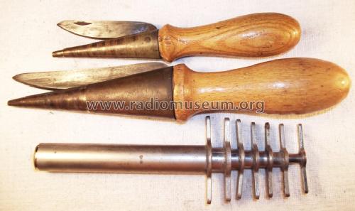 Ganz alte Werkzeuge und Material in der Radiowerkstatt vor 1960; Unknown Europe (ID = 1096490) Equipment