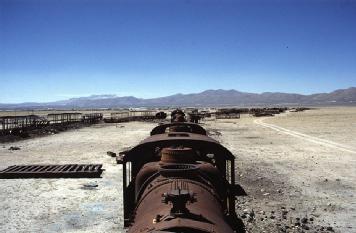 Bolivia: Cementerio de los Trenes - Cemetery of Trains - Eisenbahnfriedhof Uyuni in Uyuni