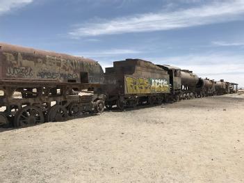 Bolivia: Cementerio de los Trenes - Cemetery of Trains - Eisenbahnfriedhof Uyuni in Uyuni