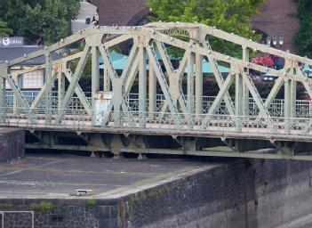 Germany: Drehbrücke im Rheinauhafen in 50678 Köln