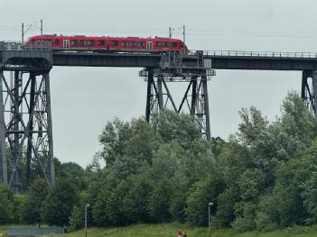 Germany: Rendsburger Hochbrücke mit Schwebefähre in 24768 Rendsburg
