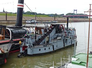 Alemania: Museumsdampfer 'Oscar Huber', Eimerkettendampfbagger 'Minden' und Kranschiff 'Fendel' en 47119 Duisburg