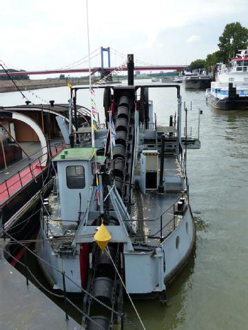 Allemagne: Museumsdampfer 'Oscar Huber', Eimerkettendampfbagger 'Minden' und Kranschiff 'Fendel' à 47119 Duisburg