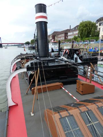 Allemagne: Museumsdampfer 'Oscar Huber', Eimerkettendampfbagger 'Minden' und Kranschiff 'Fendel' à 47119 Duisburg