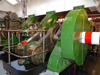 Germany: Museumsdampfer 'Oscar Huber', Eimerkettendampfbagger 'Minden' und Kranschiff 'Fendel' in 47119 Duisburg