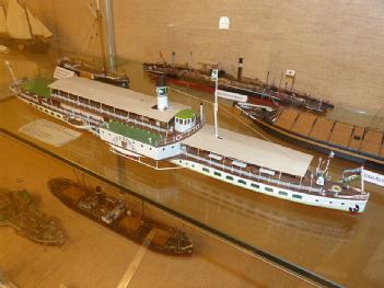 Alemania: Museumsdampfer 'Oscar Huber', Eimerkettendampfbagger 'Minden' und Kranschiff 'Fendel' en 47119 Duisburg