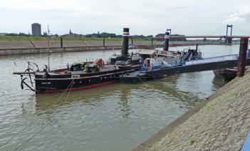 Germany: Museumsdampfer 'Oscar Huber', Eimerkettendampfbagger 'Minden' und Kranschiff 'Fendel' in 47119 Duisburg