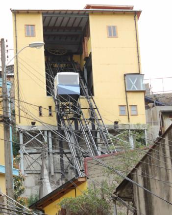 Chile: Los Ascensores de Valparaiso in Valparaíso